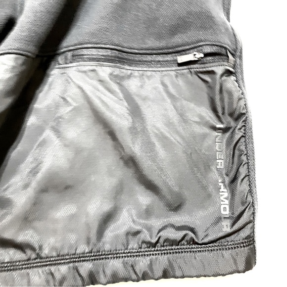 Under Armour Fitted/Coupe Adjustee/ Cenido. Size large, fleece style. - Picture 6 of 6